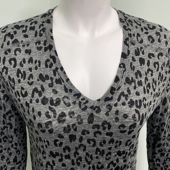 Rails Linen Charcoal Leopard Print LS Tee Mobwife - Picture 5 of 10